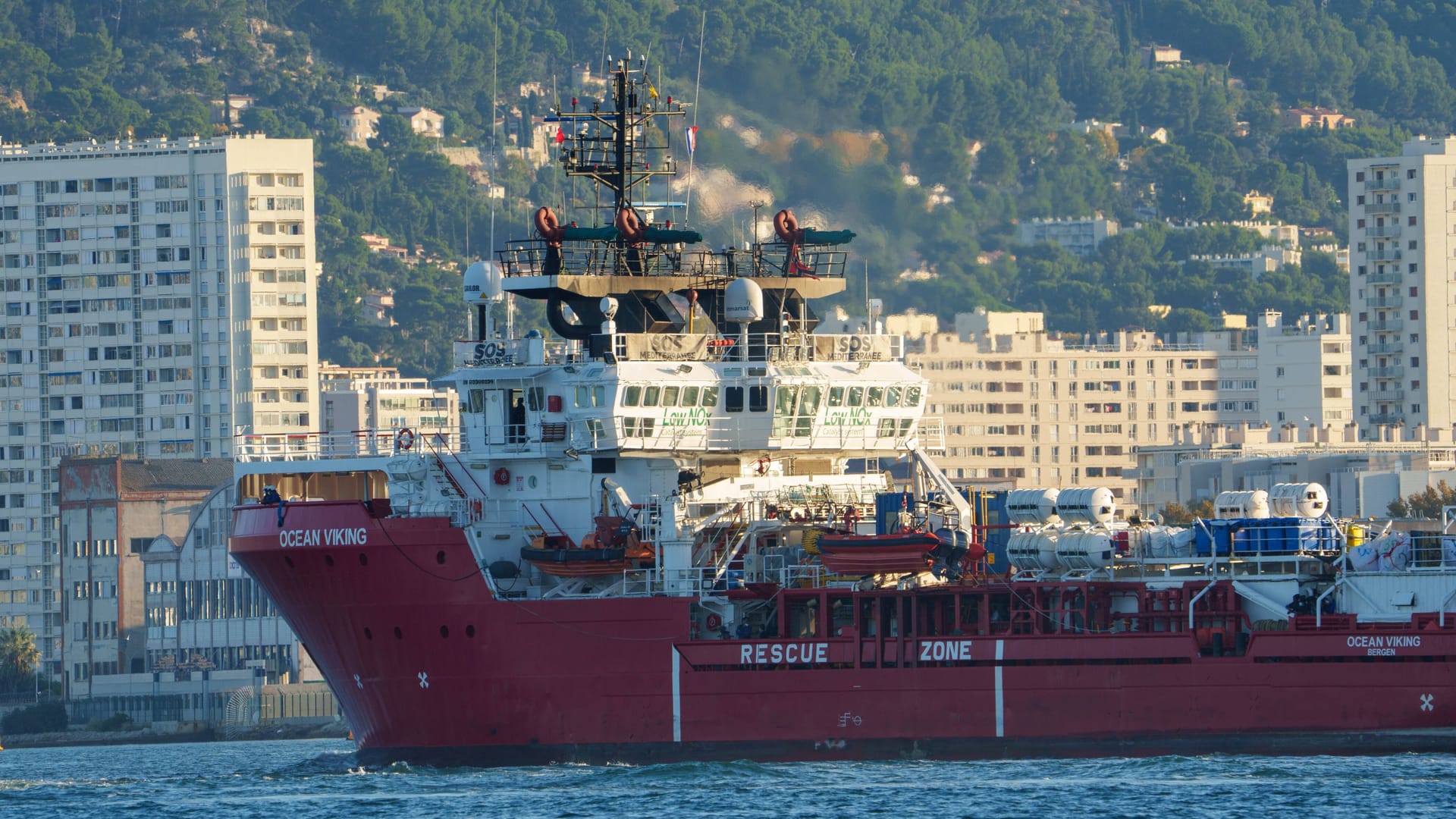 Das Rettungsschiff "Ocean Viking" in Toulon: Melonis Regierung hatte dem Schiff zuvor verboten, in Sizilien in einen Hafen zu fahren.