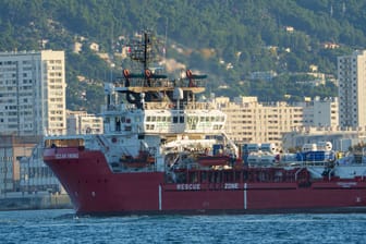 Das Rettungsschiff "Ocean Viking" in Toulon: Melonis Regierung hatte dem Schiff zuvor verboten, in Sizilien in einen Hafen zu fahren.