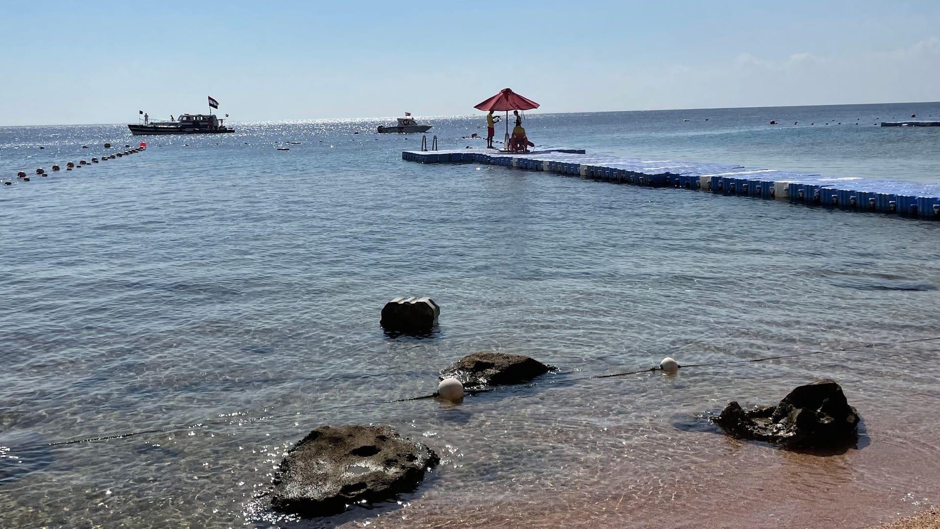 Die ägyptische Wasserpolizei liegt in unmittelbarer Nähe der Hotels: Während die Beamten die Küste bewachen, trennt eine meterhohe Mauer auf der anderen Seite den urlaubsort von der Wüste.