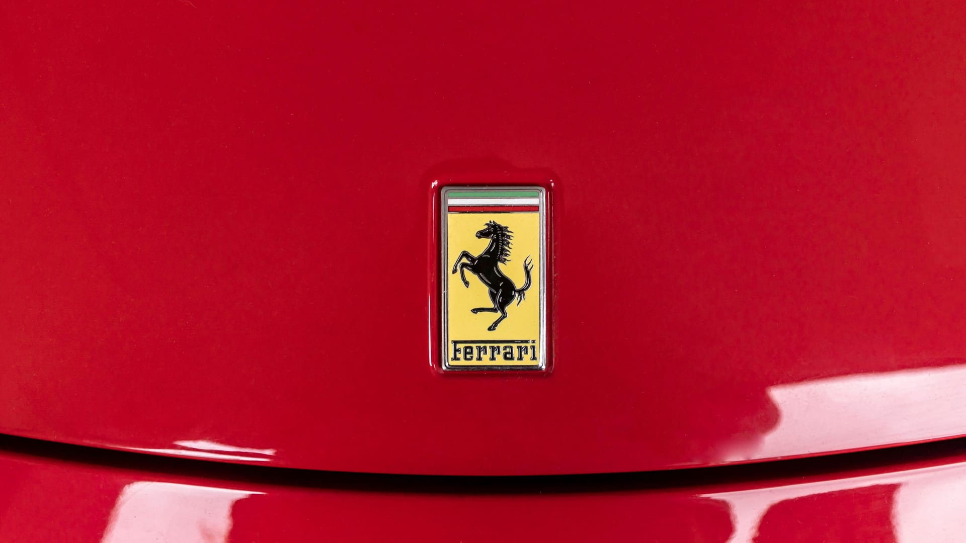 Das Ferrari-Logo (Symbolbild): Für ein Auto der Luxusmarke will Lotto-Millionär Chico 700.000 Euro ausgegeben haben.