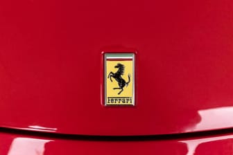 Das Ferrari-Logo (Symbolbild): Für ein Auto der Luxusmarke will Lotto-Millionär Chico 700.000 Euro ausgegeben haben.