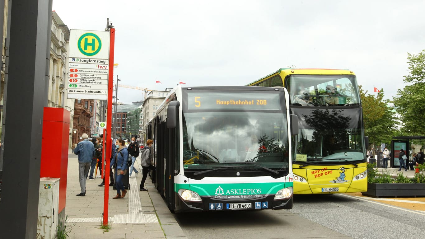 Ein Bus der Linie 5 der Hamburger Hochbahn AG (Archivbild): Der Regelbetrieb soll aufrechterhalten werden.