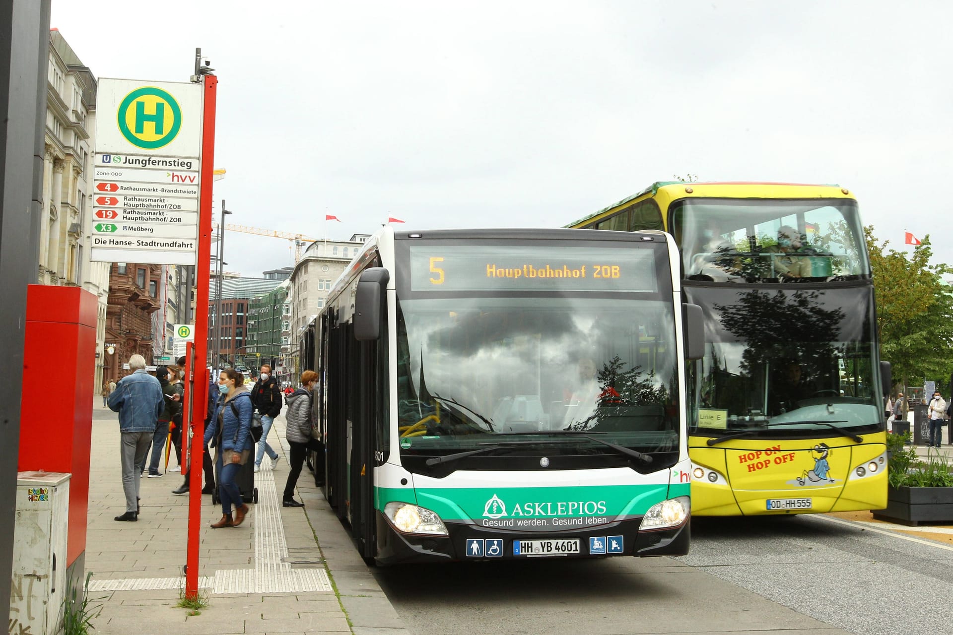 Ein Bus der Linie 5 der Hamburger Hochbahn AG (Archivbild): Der Regelbetrieb soll aufrechterhalten werden.