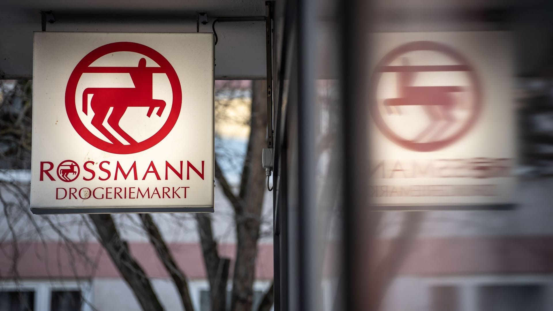 Rossmann-Logo: Die Drogeriemarktkette sei nicht die treibende Kraft hinter dem Kartell gewesen.