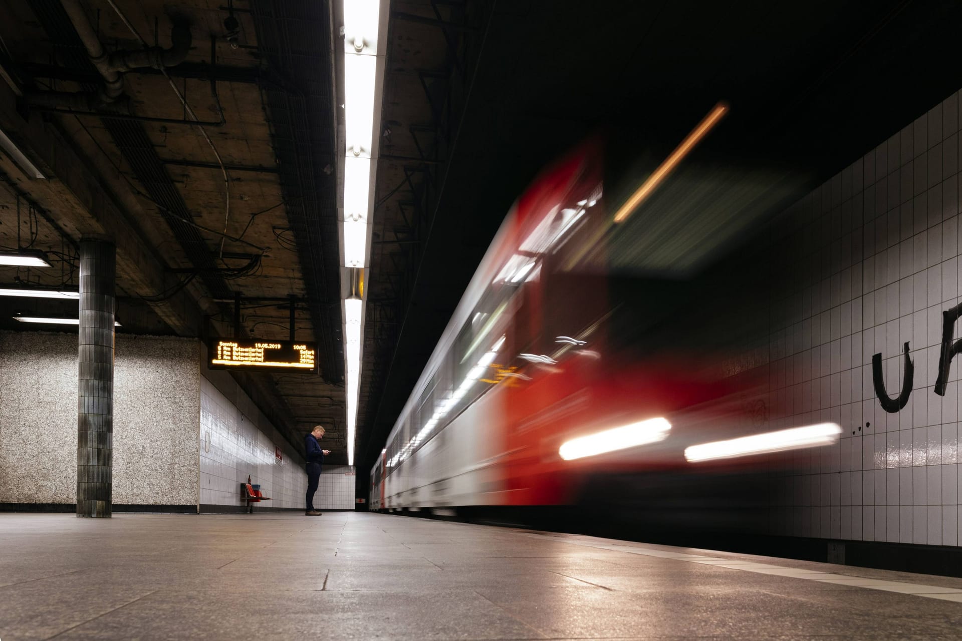 Einfahrende Bahn an einem U-Bahnsteig in Köln (Symbolbild): Die KVB wappnen sich für die Vorweihnachtszeit.