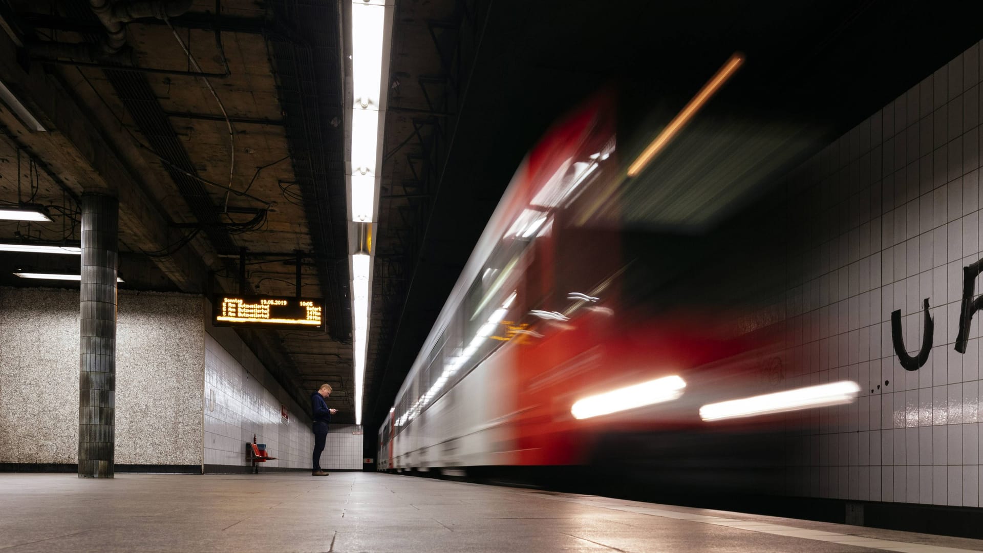 Einfahrende Bahn an einem U-Bahnsteig in Köln (Symbolbild): Die KVB wappnen sich für die Vorweihnachtszeit.