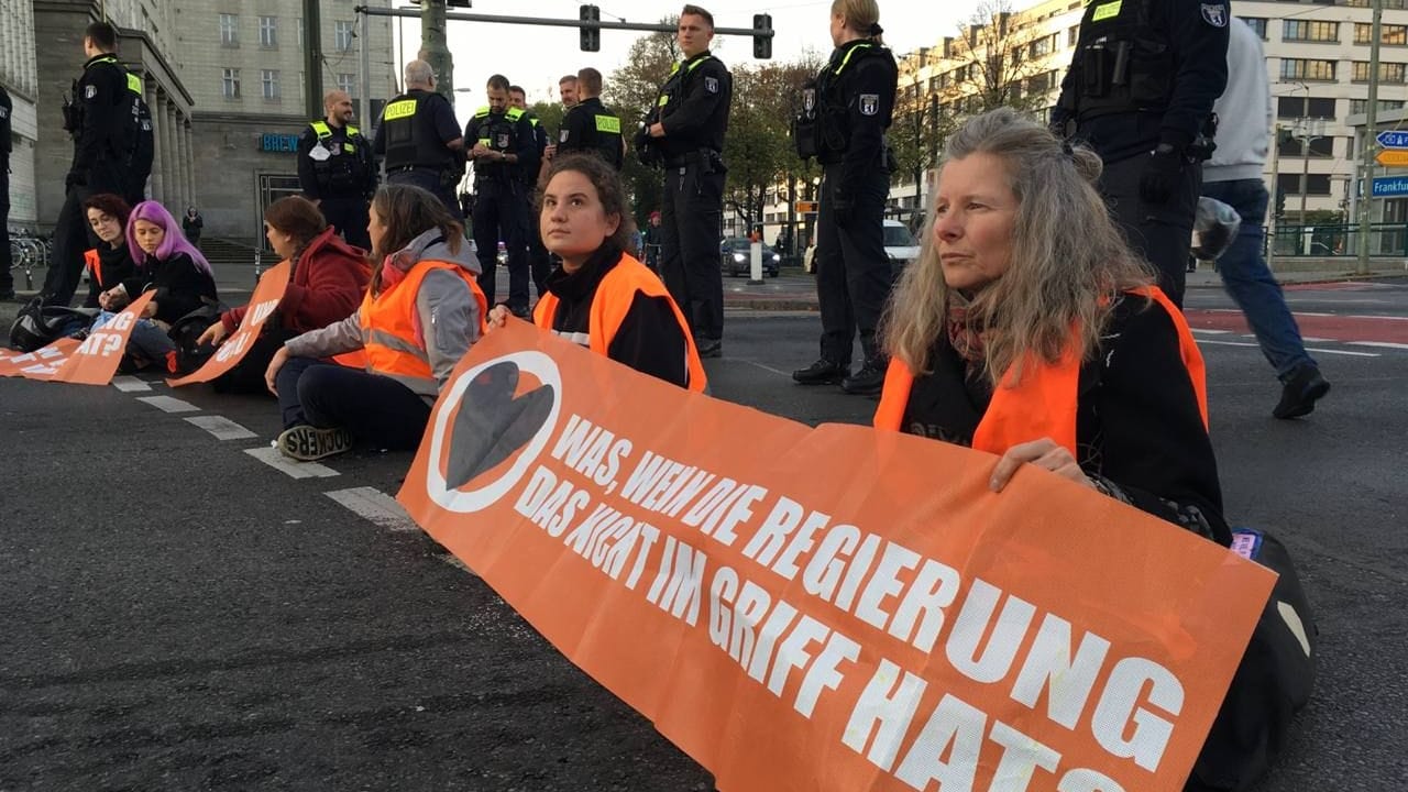 Aktivisten der "Letzten Generation" auf der Straße (Archivbild): Laut der Feuerwehr behinderten die Demonstranten in Berlin Rettungskräfte.