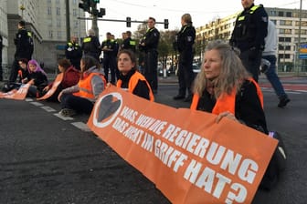 Aktivisten der "Letzten Generation" auf der Straße (Archivbild): Laut der Feuerwehr behinderten die Demonstranten in Berlin Rettungskräfte.