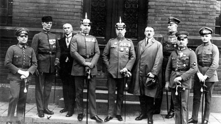Hermann Kriebel (Vierter von links) neben Ernst Ludendorff und Adolf Hitler zu seiner Rechten (Archivbild): Kriebel machte als Botschafter von Hitlers Gnaden Karriere und liegt in Bayern begraben.