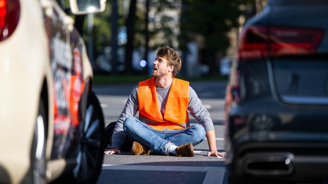 Klimaaktivisten kleben sich auf Straße in München fest