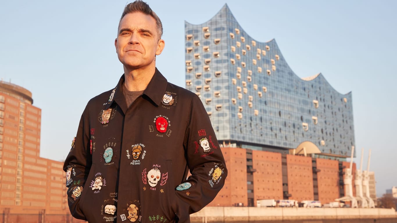 Robbie Williams steht im Hamburger Hafen: der britische Sänger und Songwriter tritt Dienstagabend in der in der Elbphilharmonie auf.
