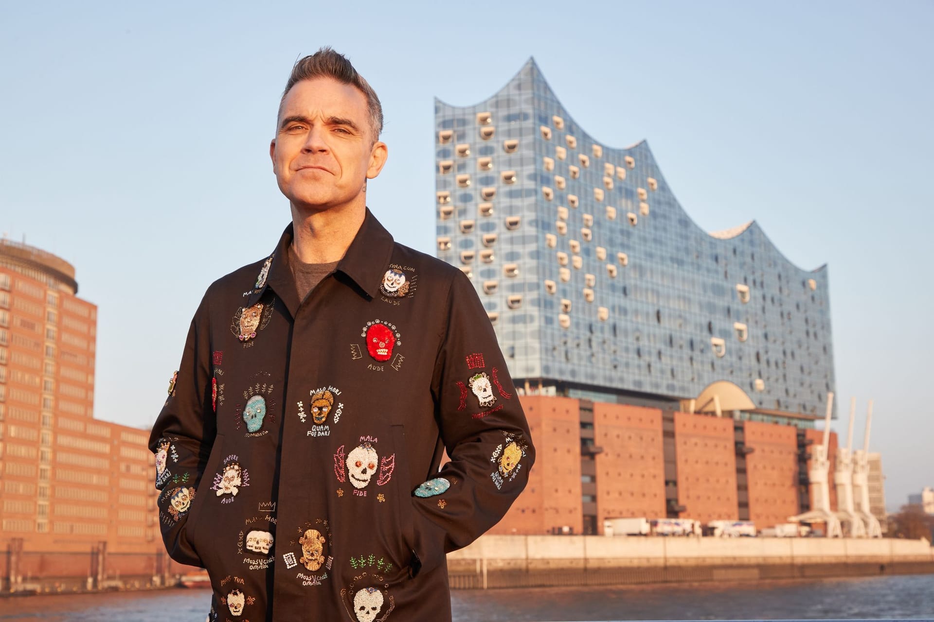 Robbie Williams steht im Hamburger Hafen: der britische Sänger und Songwriter tritt Dienstagabend in der in der Elbphilharmonie auf.