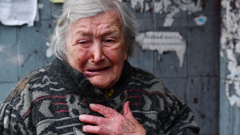 Eine ältere Frau in Kramatorsk weint beim Anblick ihrer zerstörten Wohnung: Russlands gezielte Angriffe auf die Energieinfrastruktur des Landes bereitet vielen angesichts kalter Temperaturen zunehmend Sorge.