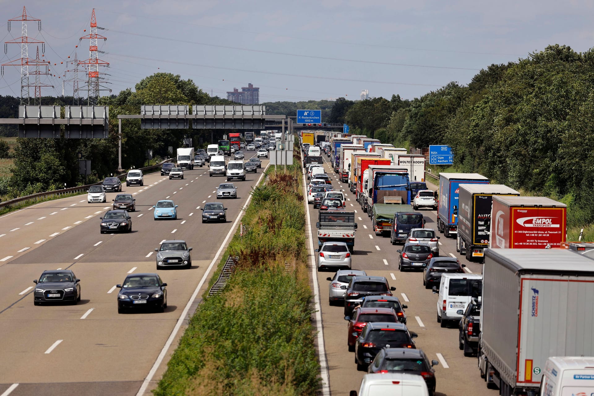 Es gibt auf Autobahnen eine Mindestgeschwindigkeit, die einzuhalten ist, um den Verkehr nicht zu gefährden.