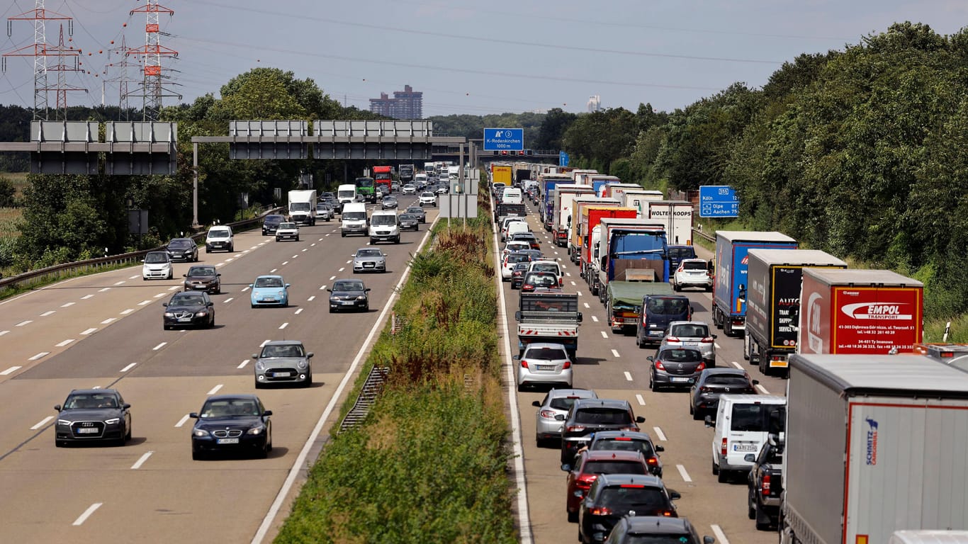 Es gibt auf Autobahnen eine Mindestgeschwindigkeit, die einzuhalten ist, um den Verkehr nicht zu gefährden.