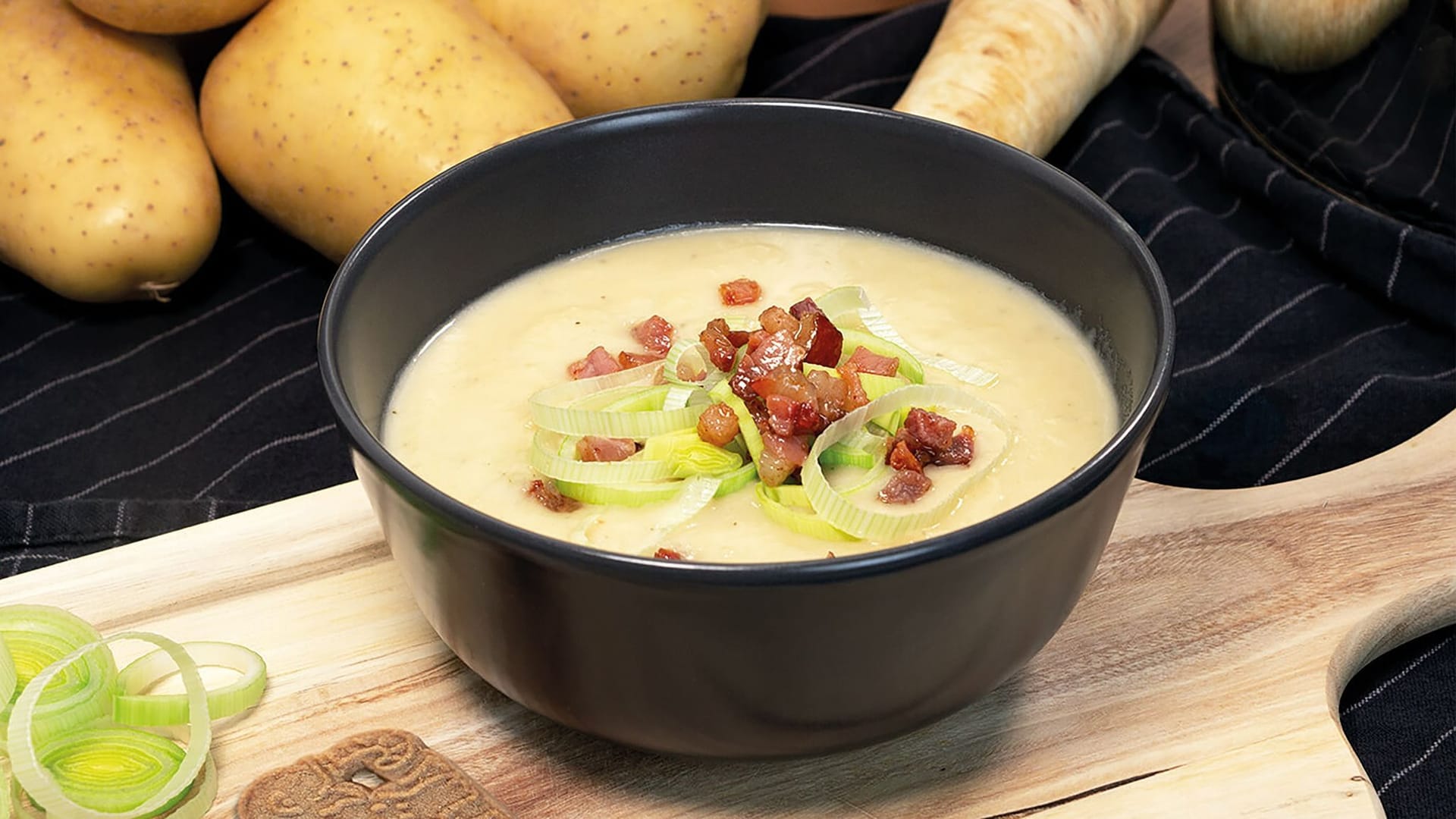 Perfekt für die Adventszeit: Wer dem Suppenklassiker eine weihnachtliche Note verpassen möchte, kann die Kartoffelsuppe mit einer leckeren Spekulatiuscreme servieren.