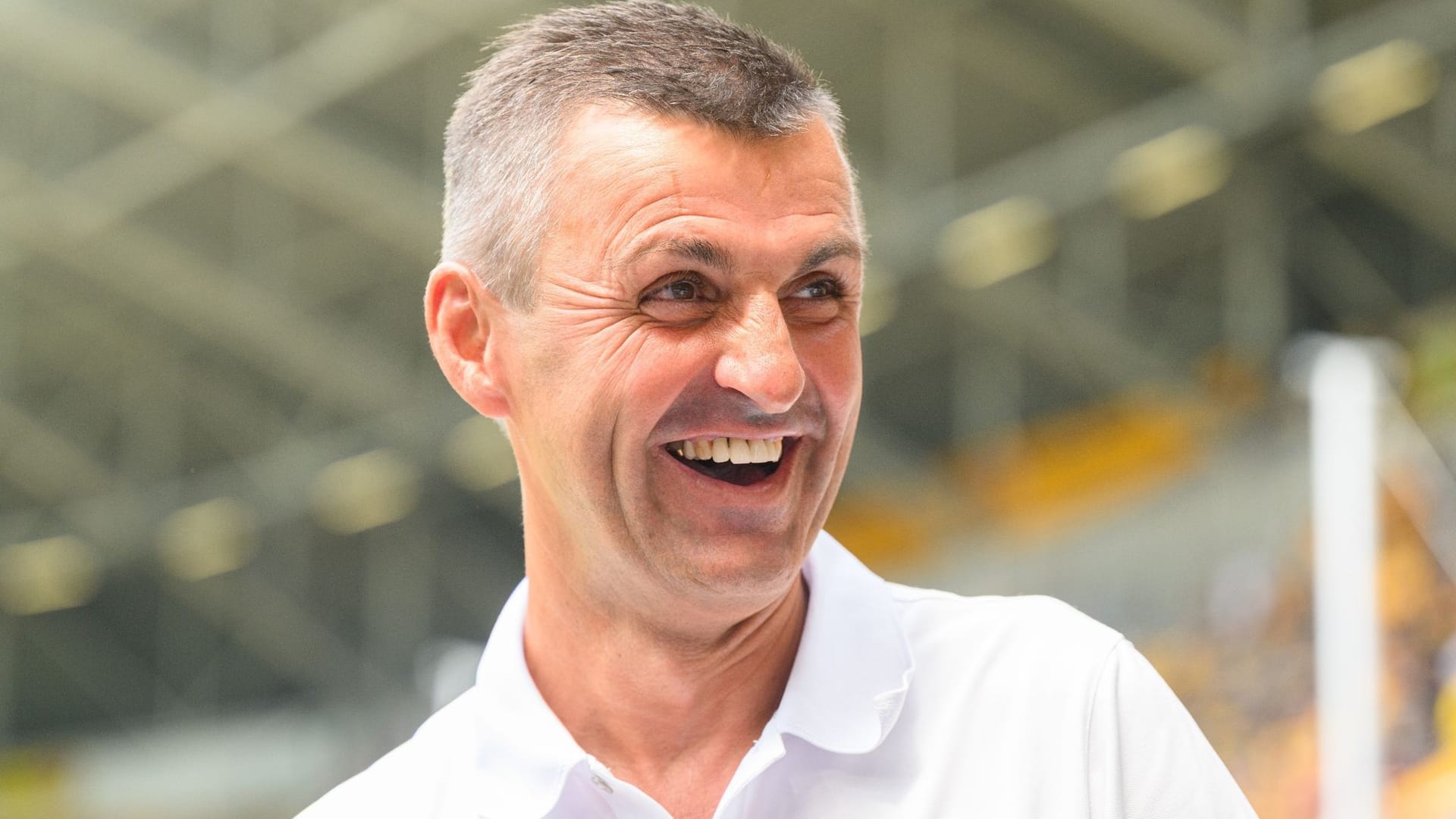 Münchens Trainer Michael Köllner steht im Stadion (Archivbild): Er trainierte zuvor die Gegner. Münchens Trainer Michael Köllner steht im Stadion (Archivbild): Er trainierte zuvor die Gegner.
