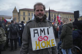 Protestierender bei der rechten "Ami-go-home"-Demo am Sonnabend in Leipzig: "Demonstrant auf Motorhaube gelandet"