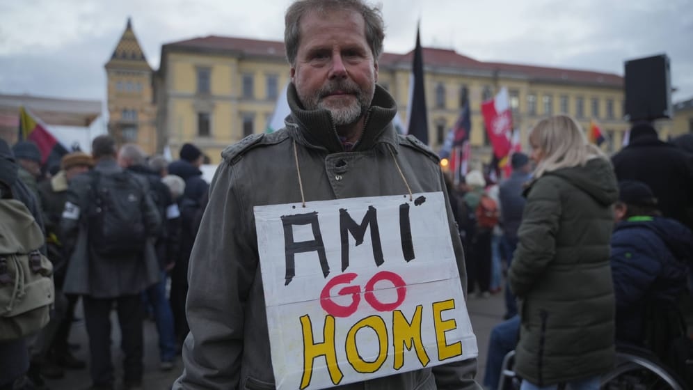 Protestierender bei der rechten "Ami-go-home"-Demo am Sonnabend in Leipzig: "Demonstrant auf Motorhaube gelandet"