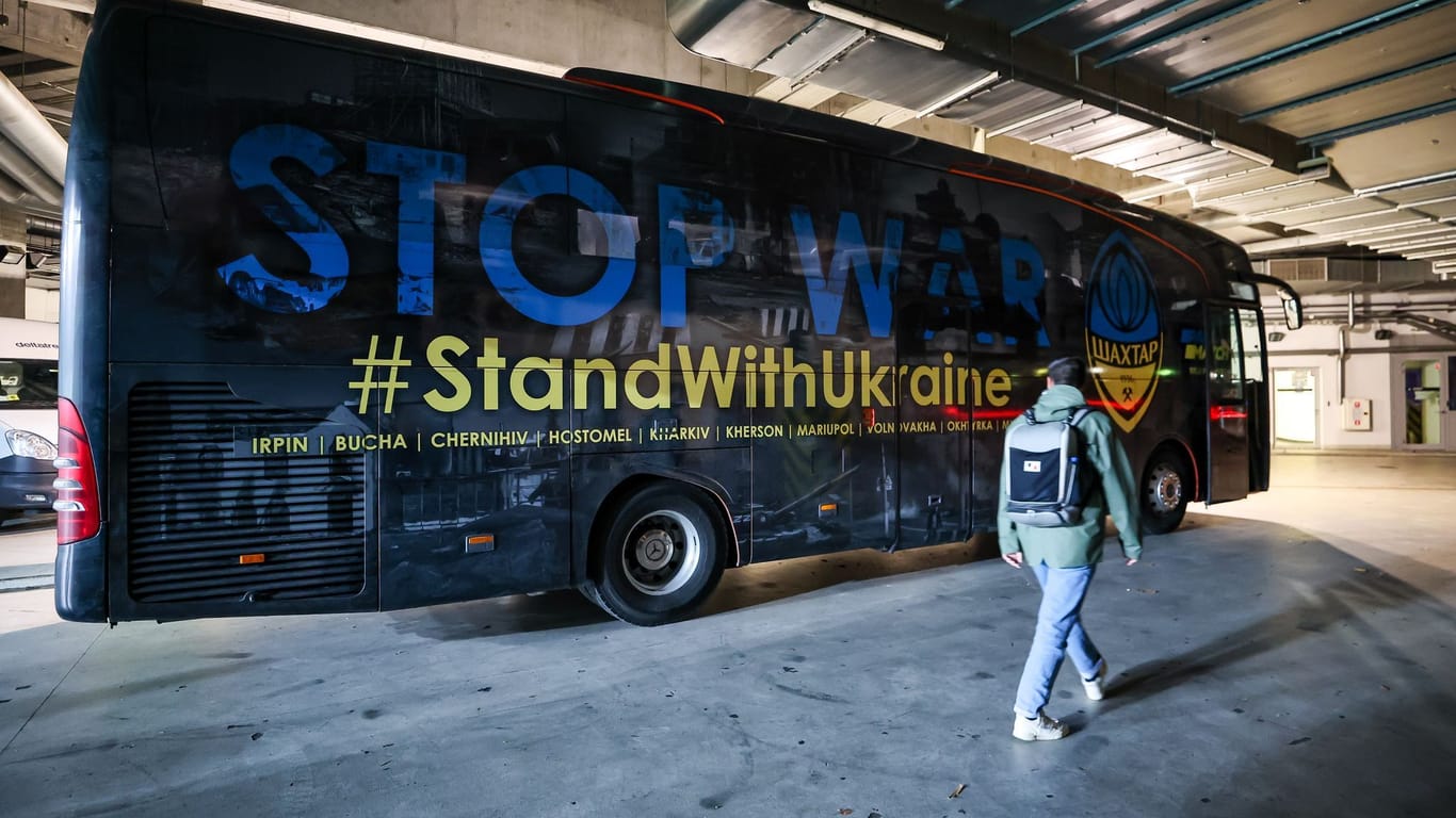 Schachtjor Donezks Teambus mit dem Schriftzug "Stop War" steht vor dem Spiel gegen RB Leipzig im Warschauer Stadion:
