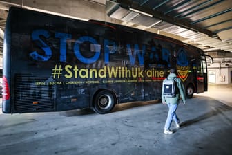 Schachtjor Donezks Teambus mit dem Schriftzug "Stop War" steht vor dem Spiel gegen RB Leipzig im Warschauer Stadion: