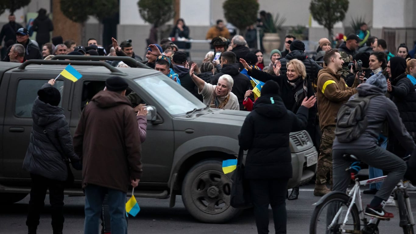 In Cherson begrüßen Menschen die ukrainischen Soldaten: Selenskyj erklärte am Freitag, die Stadt gehöre wieder "unserem Volk".