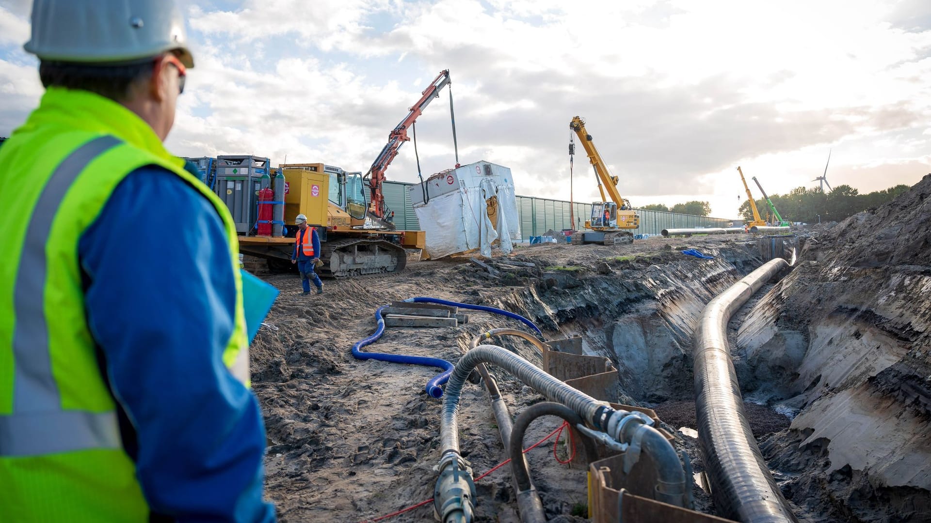 Rohre für die Wilhelmshavener Anbindungsleitung (WAL) werden verlegt (Archivfoto): Durch die Leitung soll zukünftig LNG vom Terminal in Wilhelmshaven transportiert werden. Rohre für die Wilhelmshavener Anbindungsleitung (WAL) werden verlegt (Archivfoto): Durch die Leitung soll zukünftig LNG vom Terminal in Wilhelmshaven transportiert werden.