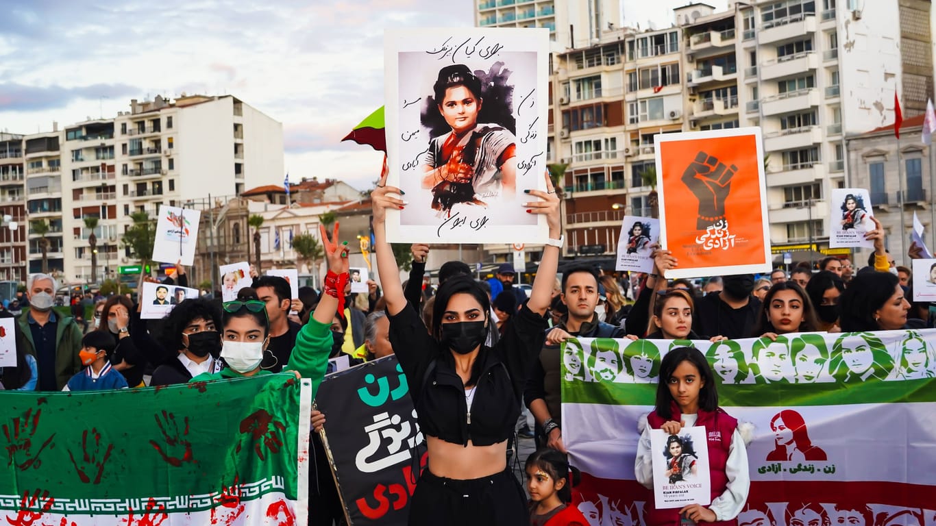 Proteste im Iran (Archivbild): Das Regime geht weiter gegen Demonstranten vor, sagt Daniela Sepehri.