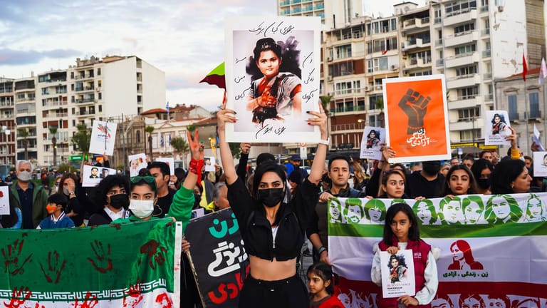 Proteste im Iran (Archivbild): Das Regime geht weiter gegen Demonstranten vor, sagt Daniela Sepehri.