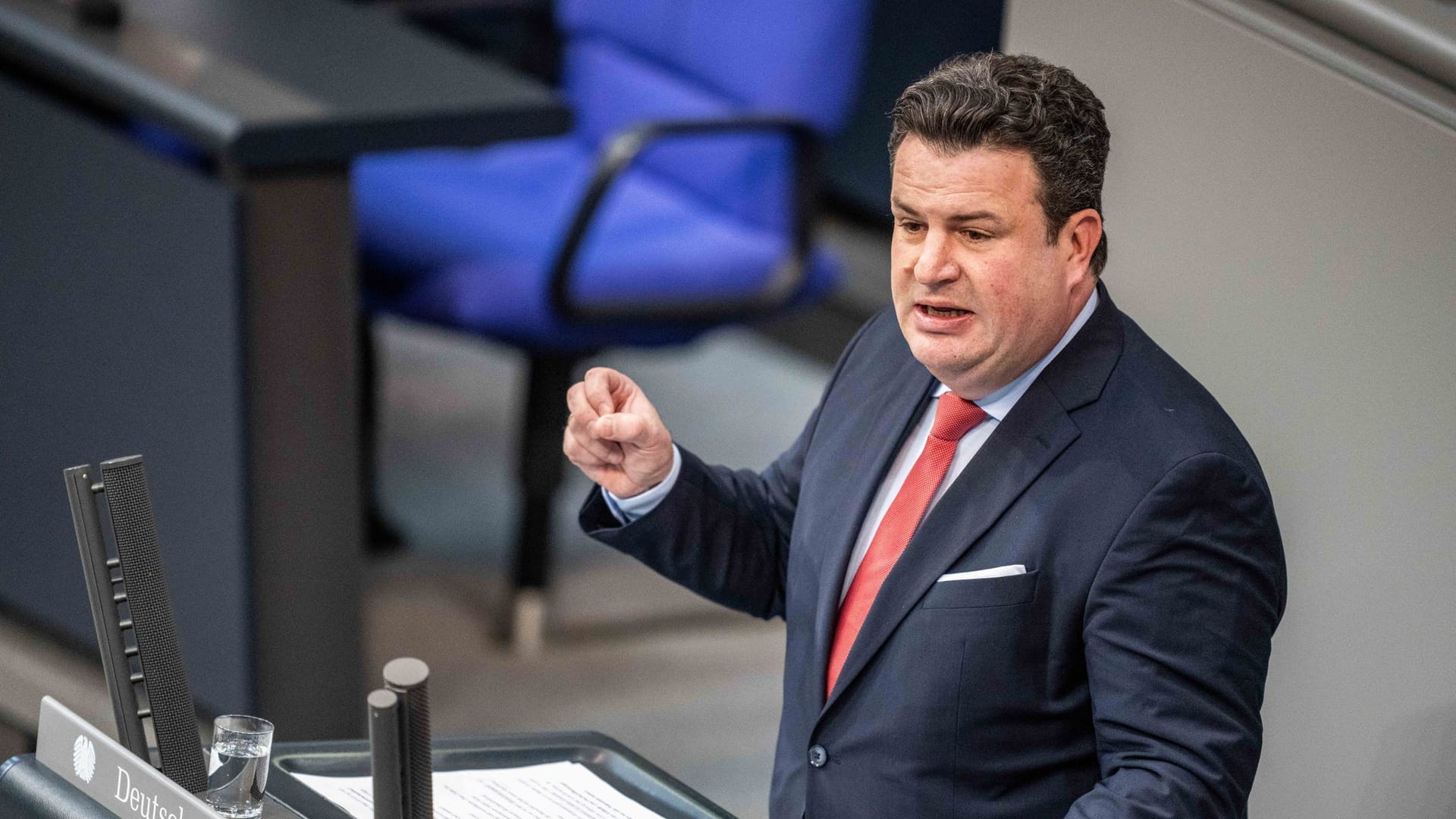 Hubertus Heil (SPD): Der Bundesminister für Arbeit und Soziales erklärte in einem Interview, dass die Renten Mitte 2023 steigen sollen. Hubertus Heil (SPD): Der Bundesminister für Arbeit und Soziales erklärte in einem Interview, dass die Renten Mitte 2023 steigen sollen.