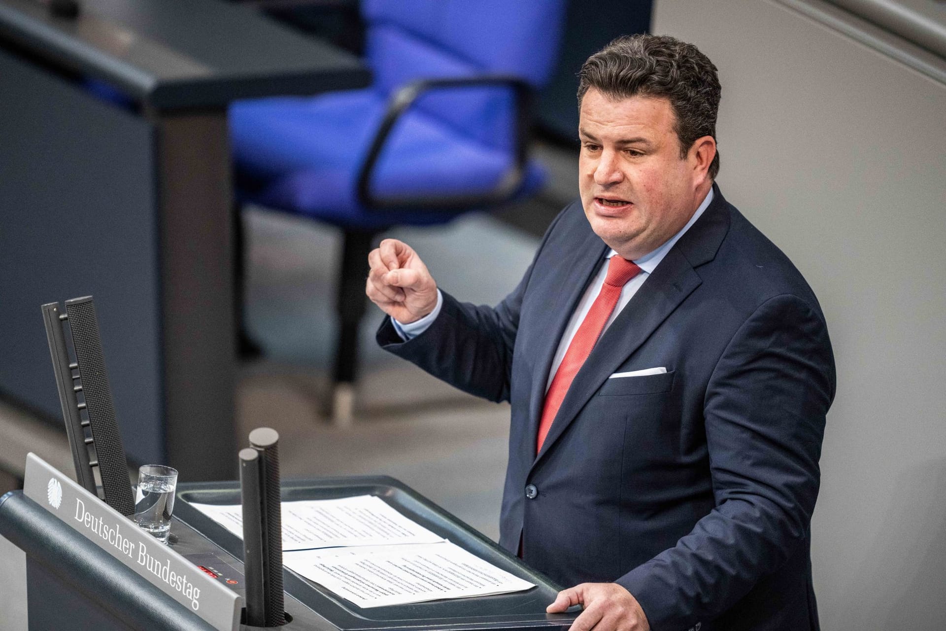 Hubertus Heil (SPD): Der Bundesminister für Arbeit und Soziales erklärte in einem Interview, dass die Renten Mitte 2023 steigen sollen. Hubertus Heil (SPD): Der Bundesminister für Arbeit und Soziales erklärte in einem Interview, dass die Renten Mitte 2023 steigen sollen.