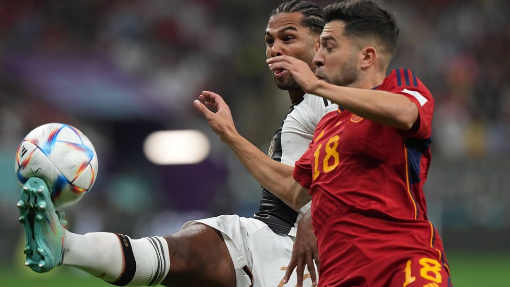 Serge Gnabry im Duell mit Jordi Alba Doha: Die deutsche Nationalmannschaft will sich gegen Spanien im WM-Turnier zurückmelden.