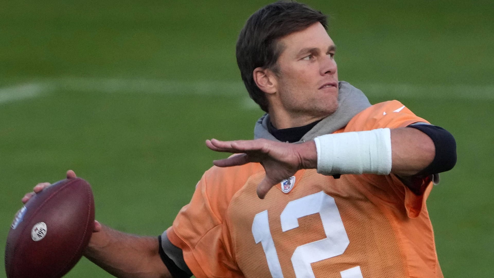 Tom Brady beim lockeren Training vor dem Spiel in München. Der 45-Jährige gilt für viele als der beste Quarterback der NFL-Geschichte.