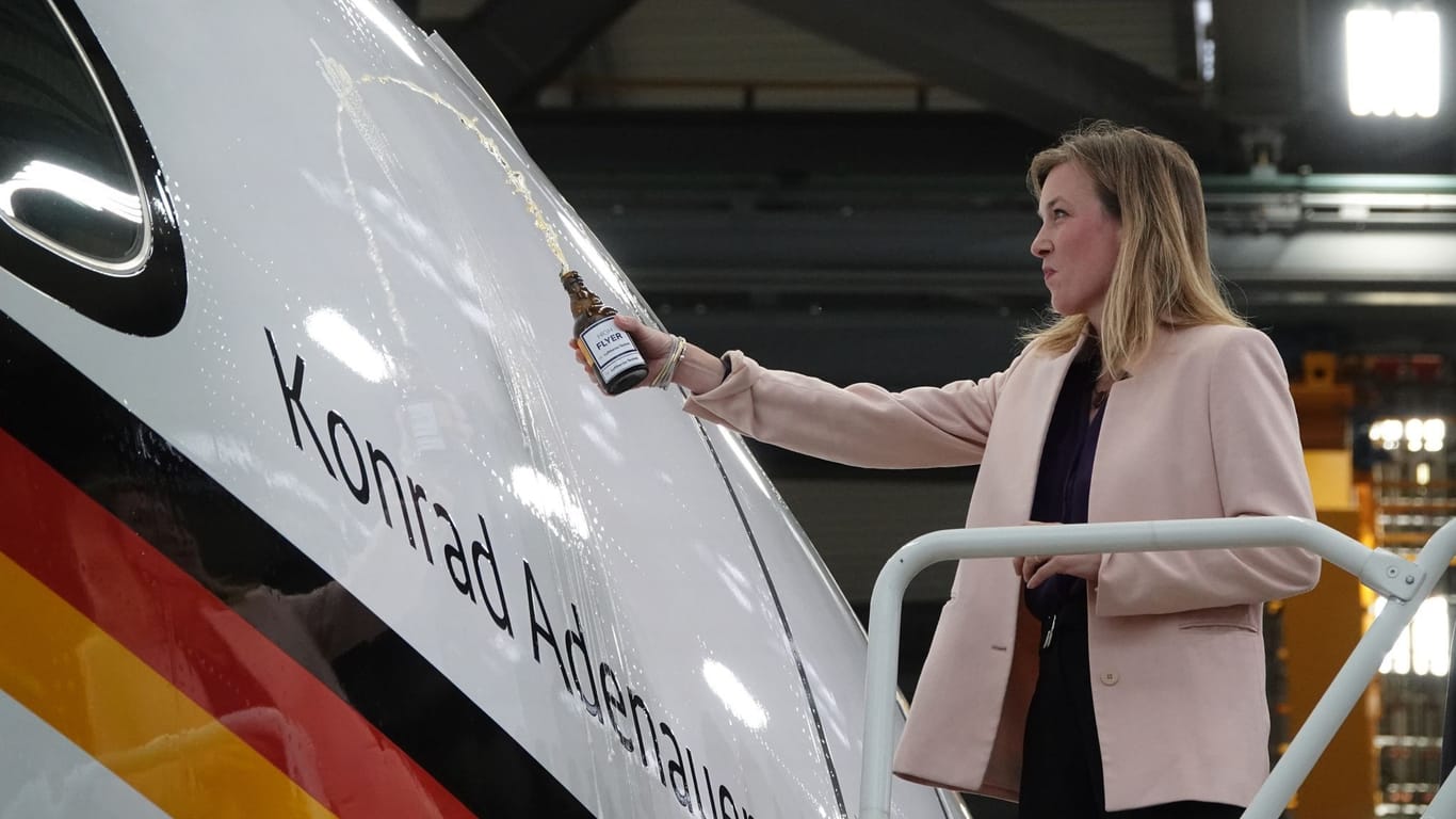 Siemtje Möller (SPD): Die parlamentarische Staatssekretärin im Bundesministerium der Verteidigung, tauft den Airbus A350 «Konrad Adenauer» in Hamburg.