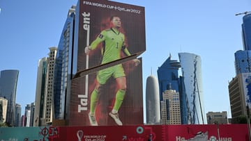 Manuel Neuer: Il portiere tedesco si vede in grande formato sulla facciata di un palazzo in Qatar.