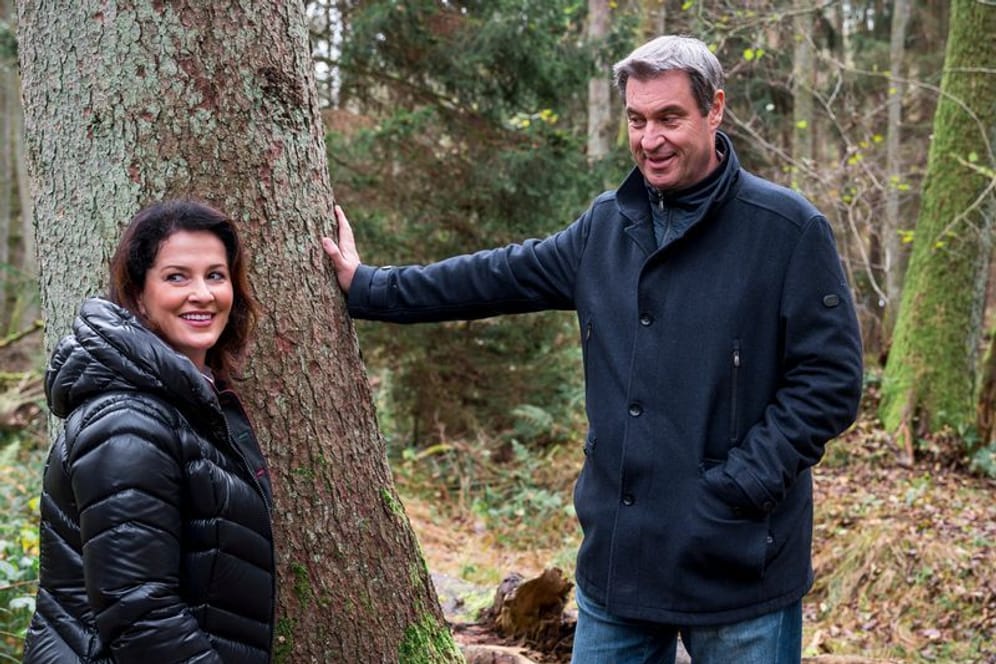 Landwirtschaftsministerin Kaniber (links) und Ministerpräsident Söder im Reichswald Nürnberg: Sie weisen drei neue Naturwälder aus.