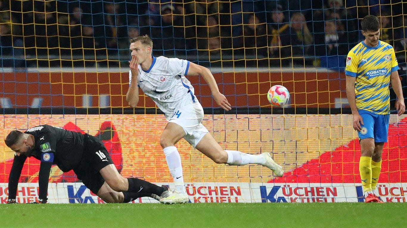 Matchwinner: Rostocks Ingelsson (M.) feiert sein Tor gegen Braunschweig.