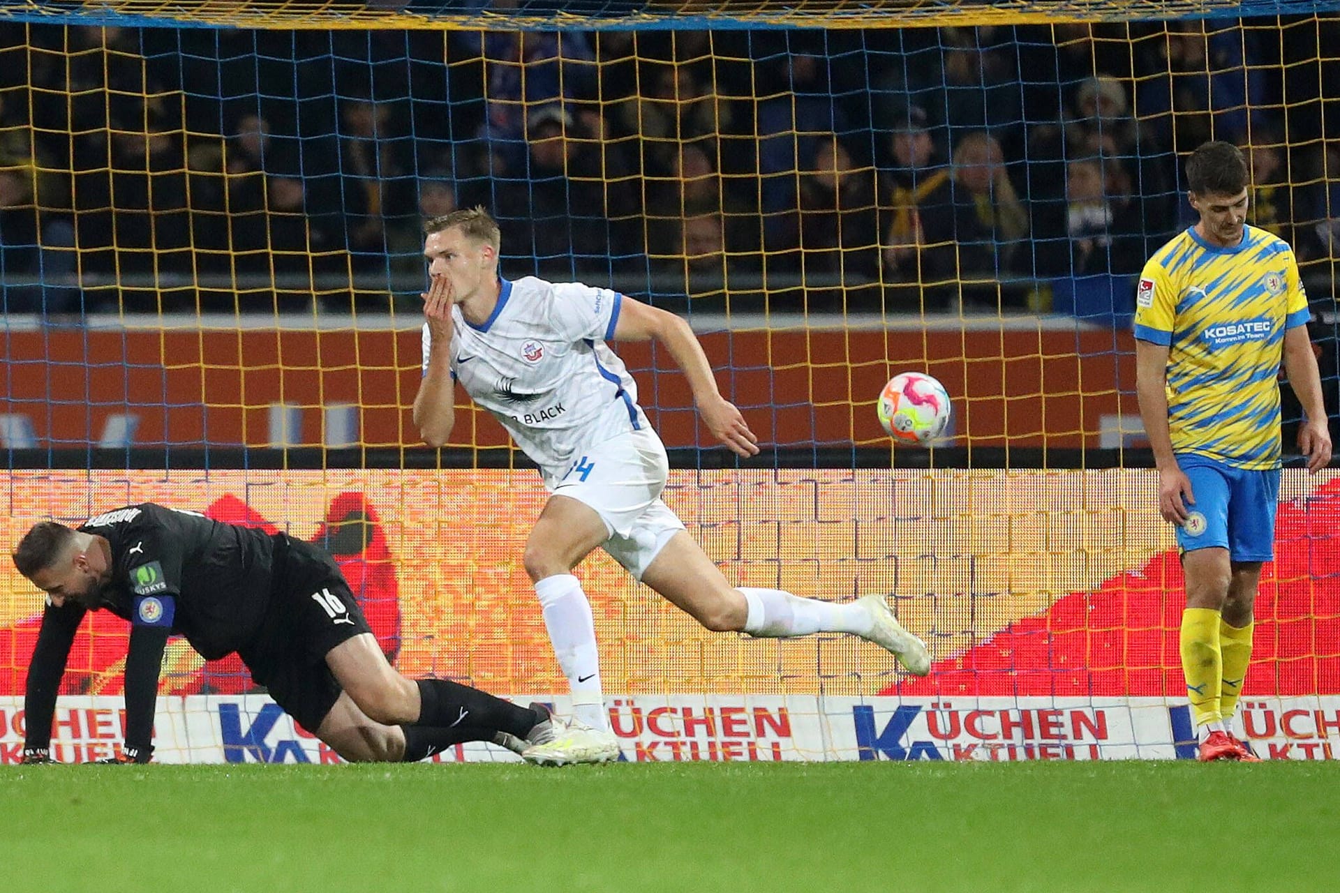 Matchwinner: Rostocks Ingelsson (M.) feiert sein Tor gegen Braunschweig.