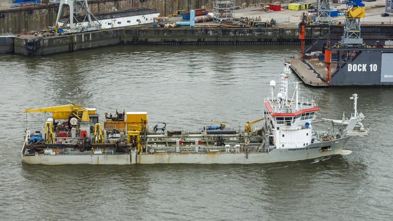 Ein Baggerschiff im Hamburger Hafen: Regelmäßig müssen die Zufahrten zu den Hafenbecken freigeschaufelt werden.