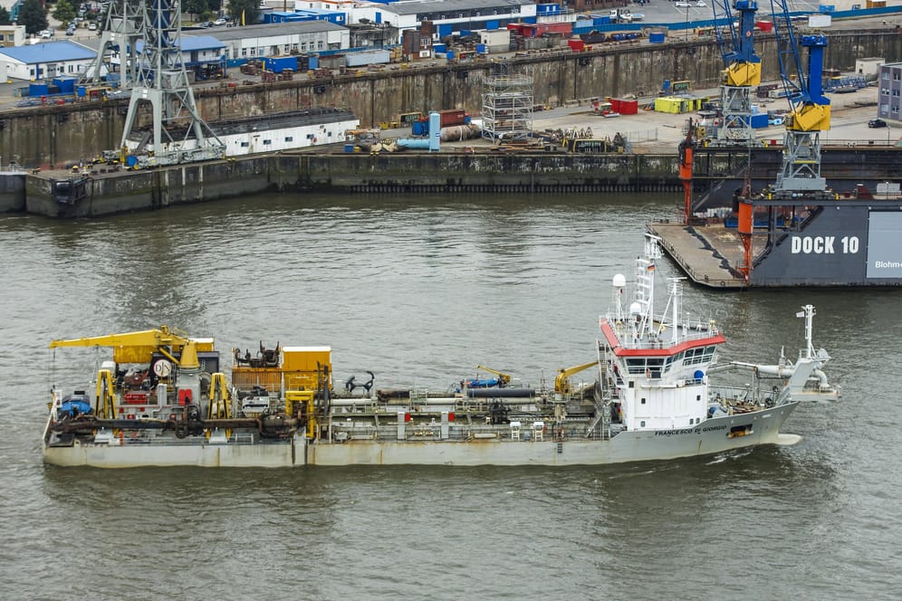 Ein Baggerschiff im Hamburger Hafen: Regelmäßig müssen die Zufahrten zu den Hafenbecken freigeschaufelt werden.