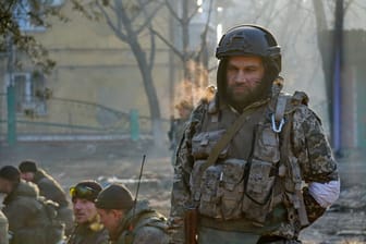 Deutscher Soldat auf russischer Seite: Alexander F. nach der Eroberung von Mariupol im April. Jetzt ist er in ukrainischer Kriegsgefangenschaft. Deutscher Soldat auf russischer Seite: Alexander F. nach der Eroberung von Mariupol im April. Jetzt ist er in ukrainischer Kriegsgefangenschaft.