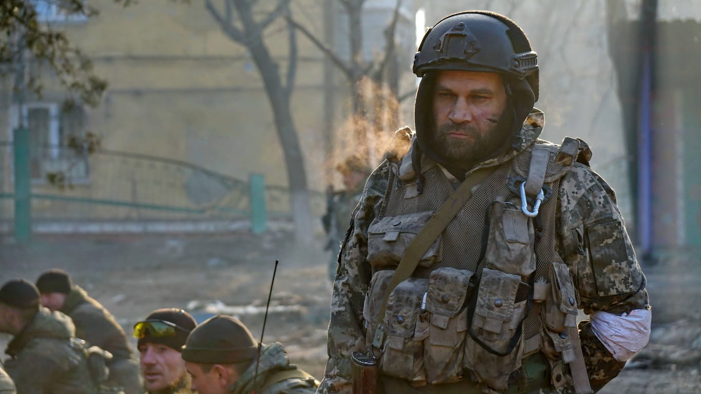 Deutscher Soldat auf russischer Seite: Alexander F. nach der Eroberung von Mariupol im April. Jetzt ist er in ukrainischer Kriegsgefangenschaft.