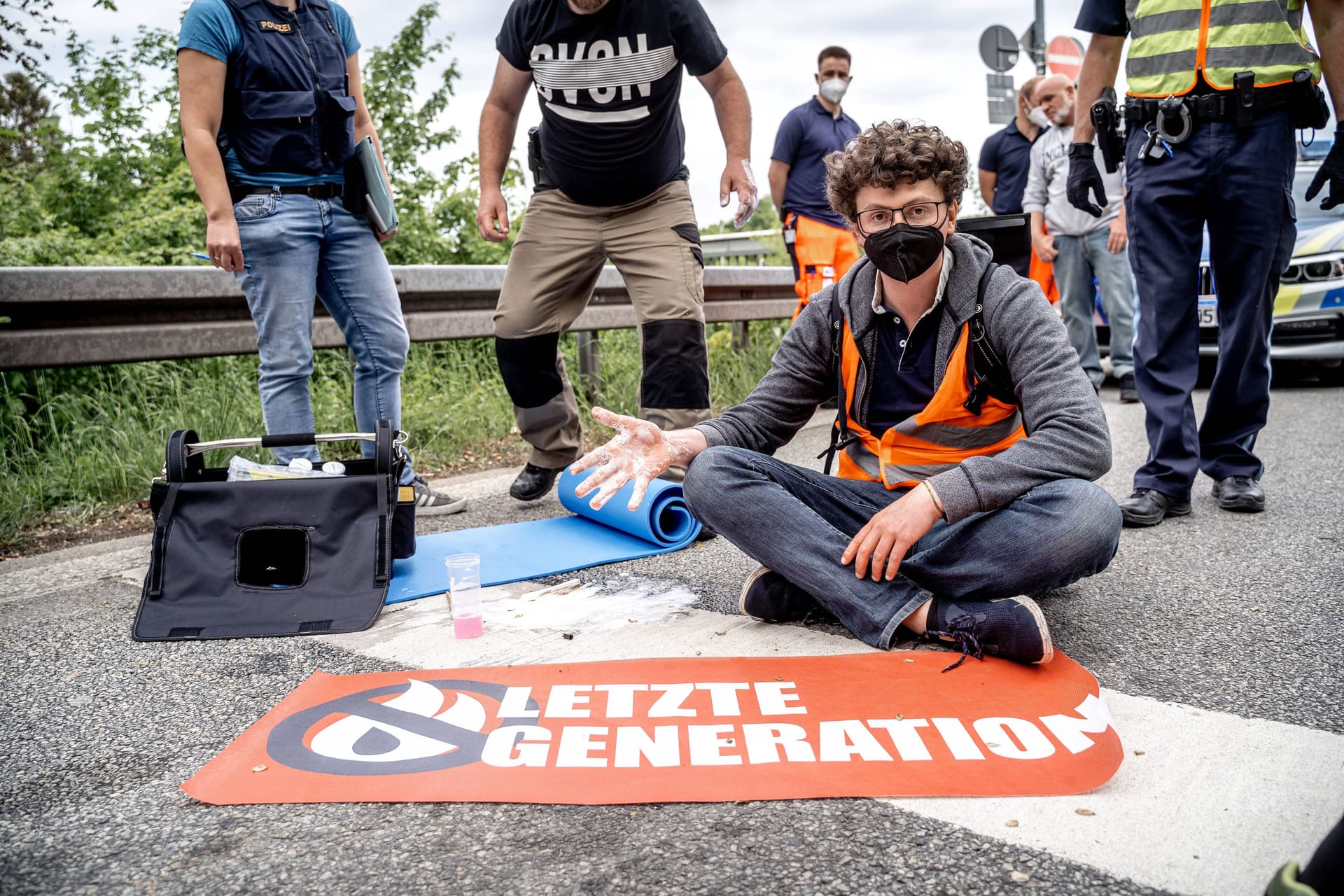 Straßenblockade der "Letzten Generation" (Archivbild): Wie die Welt gerettet werden soll, ist sehr umstritten. Meint Wladimir Kaminer.