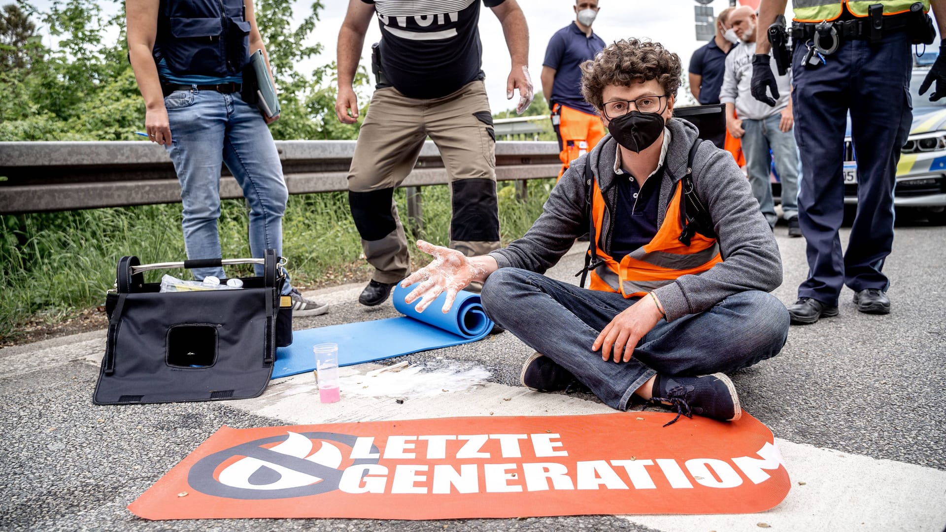 Straßenblockade der "Letzten Generation" (Archivbild): Wie die Welt gerettet werden soll, ist sehr umstritten. Meint Wladimir Kaminer.