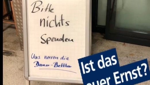 Ein Schild mit den Worten "Bitte nicht spenden" steht vor einer Rewe-Filiale: Das sorgt bei vielen für Unmut.