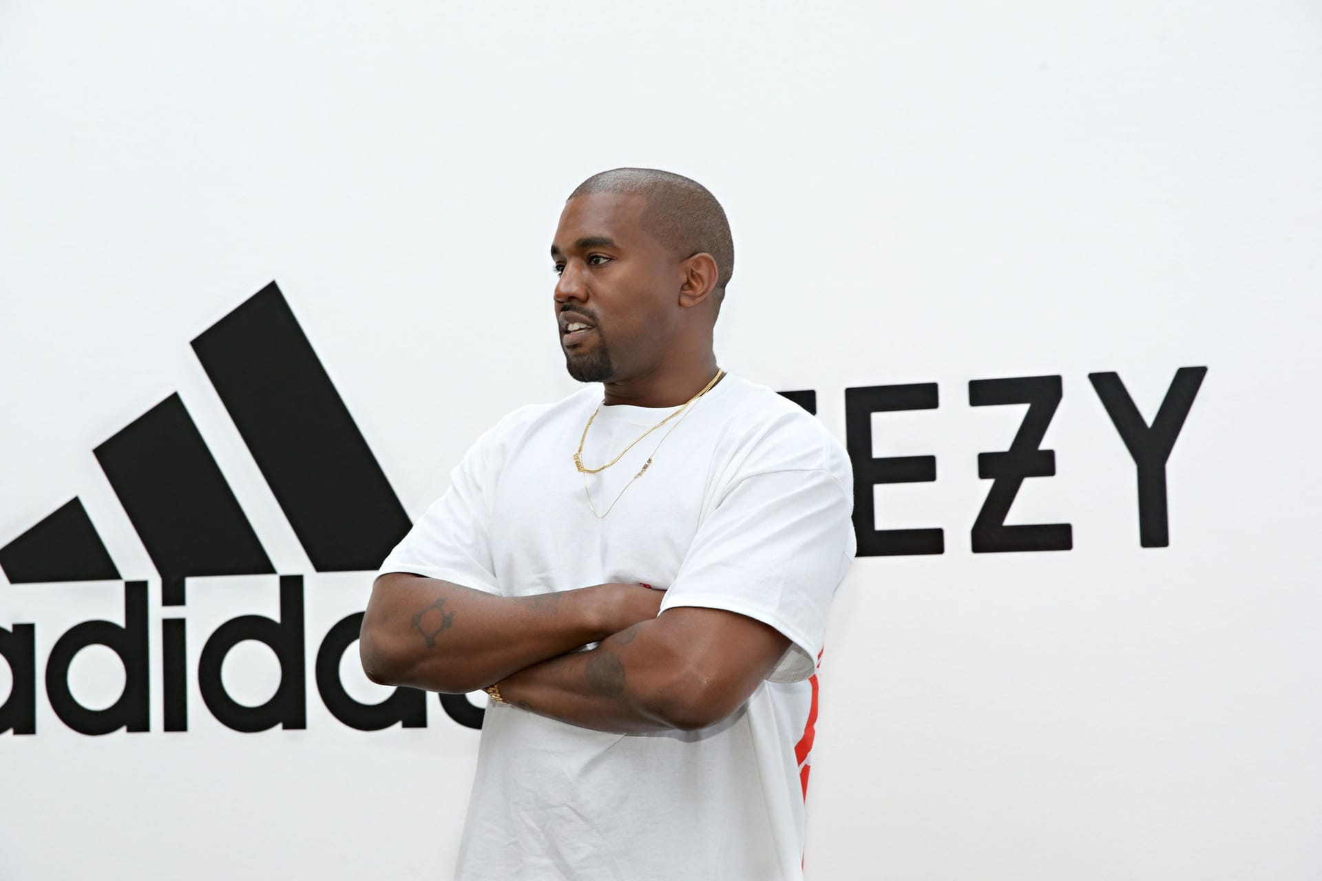 Kanye West mit Adidas-Logo im Hintergrund: Das Unternehmen hat die Partnerschaft mit Kanye West unter anderem wegen antisemitischer Äußerungen des US-Rappers beendet.