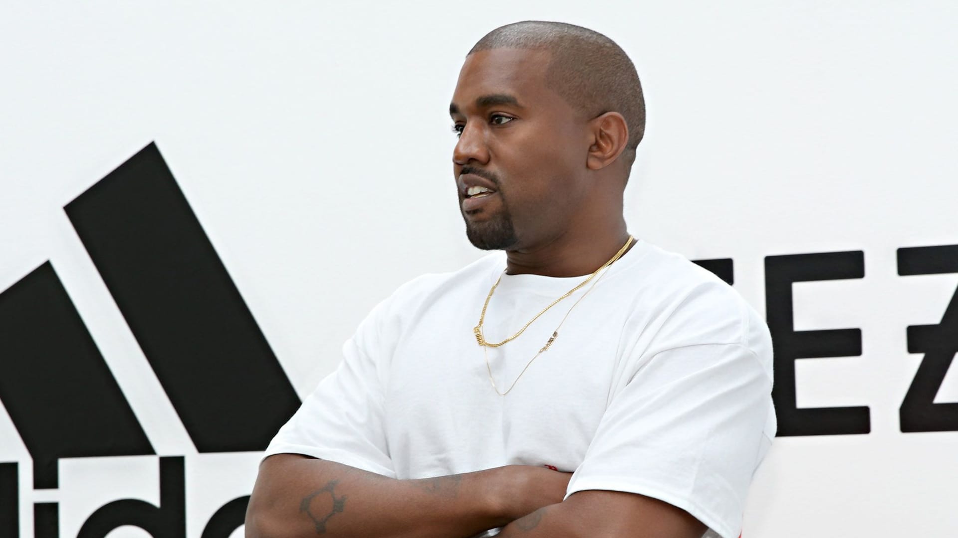 Kanye West mit Adidas-Logo im Hintergrund: Das Unternehmen hat die Partnerschaft mit Kanye West unter anderem wegen antisemitischer Äußerungen des US-Rappers beendet.