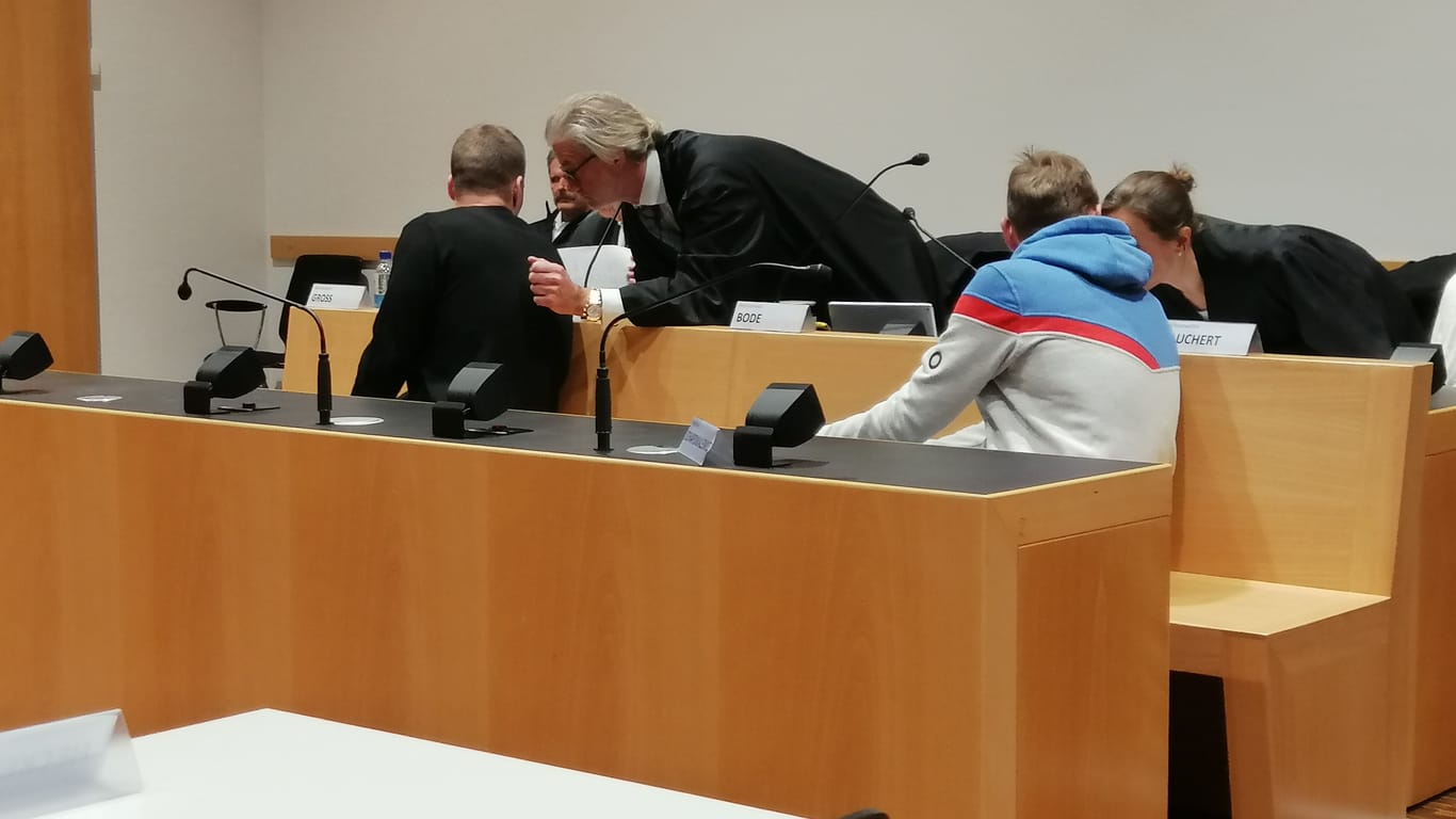 Die beiden Angeklagten (vorne) und ihre Verteidiger im Raserprozess vor dem Augsburger Landgericht (Archivbild): Für einen der beiden Männer werden über sieben Jahre Haft gefordert.