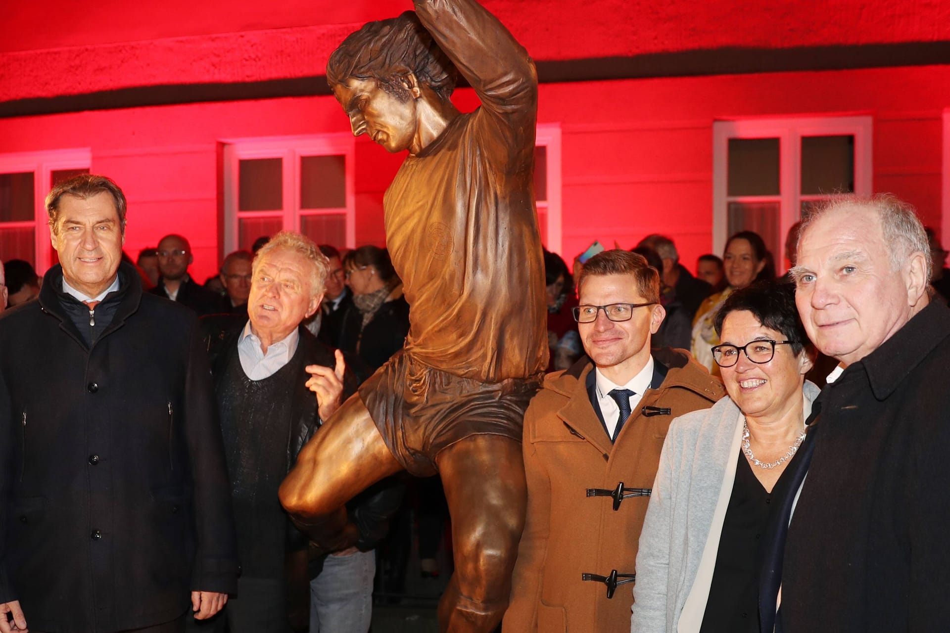 Herbert Hainer, Uschi Müller, Markus Söder, Sepp Maier, Nördlingens Oberbürgermeister David Wittner, Stadtmarketing-Chefin Susanne Vierkorn und Uli Hoeneß (vorne von links) neben der Gerd-Müller-Statue: Sie steht in Nördlingen.