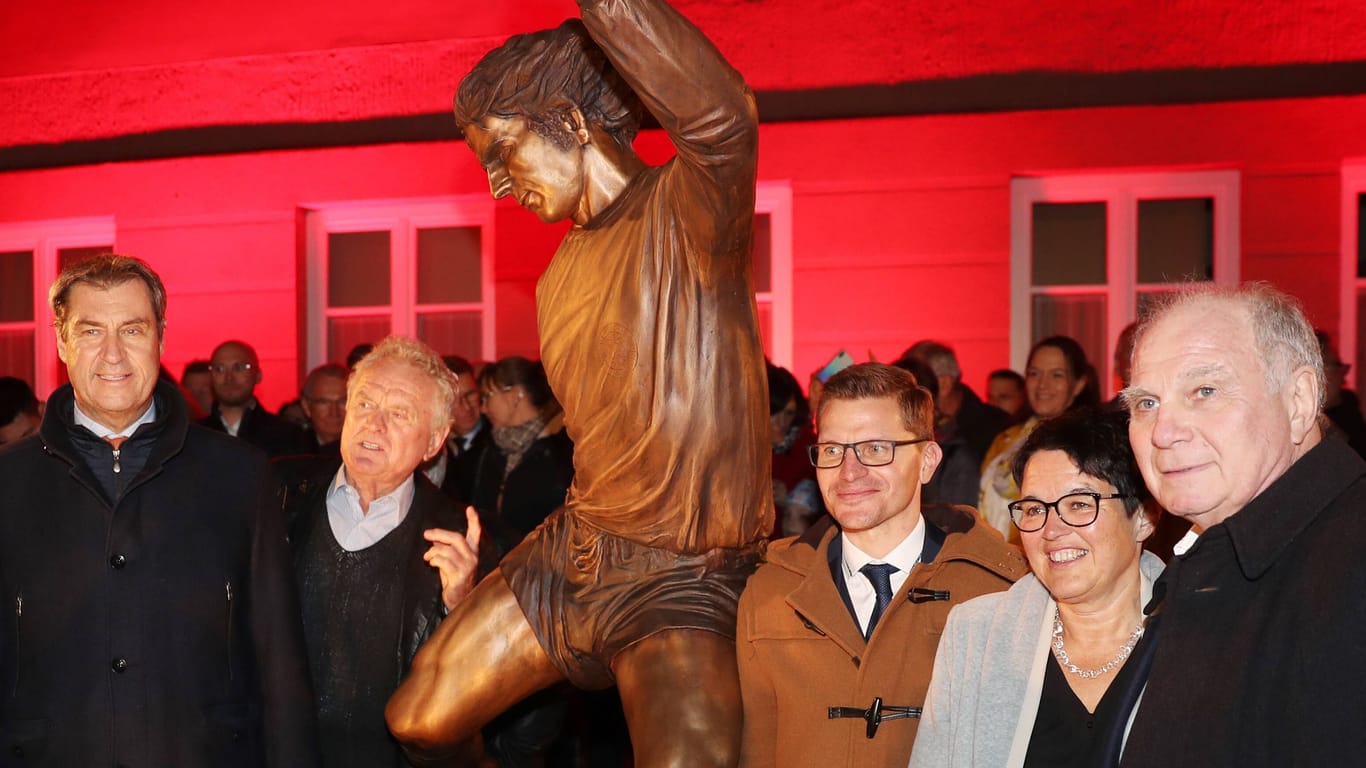 Herbert Hainer, Uschi Müller, Markus Söder, Sepp Maier, Nördlingens Oberbürgermeister David Wittner, Stadtmarketing-Chefin Susanne Vierkorn und Uli Hoeneß (vorne von links) neben der Gerd-Müller-Statue: Sie steht in Nördlingen.